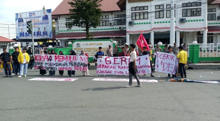 GERAM Aceh Barat Gelar Aksi di Depan DPRK, Soroti Kondisi Ekonomi dan Demokrasi