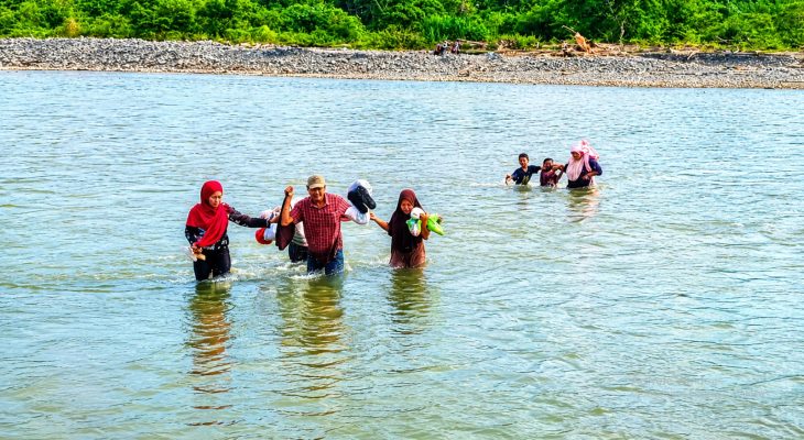 Demi Ujian Sekolah, Siswa Pedalaman Aceh Barat Rela Berenang dan Menyeberangi Sungai Deras Setiap Hari