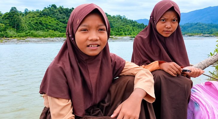 [VIDEO] Siswa Nyebrang Sungai Menuju Sekolah