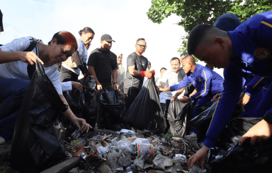 Dukung Indonesia ASRI, Wamendagri Bima Arya Bersama ASN dan Praja IPDN NTB Gelar Gerakan Bersih Pantai