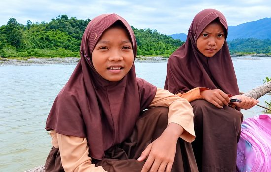 [VIDEO] Siswa Nyebrang Sungai Menuju Sekolah