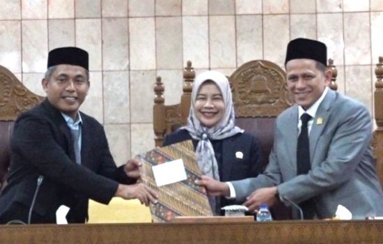 Banggar Serahkan Laporan Perubahan KUA-PPAS 2026 kepada Plt Sekda Aceh Barat